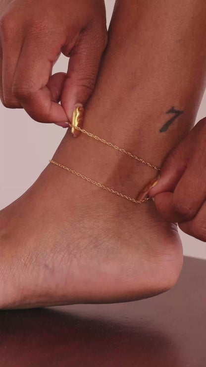 Model wearing the LucyKitty Gold Filled Ropa Chain Anklet